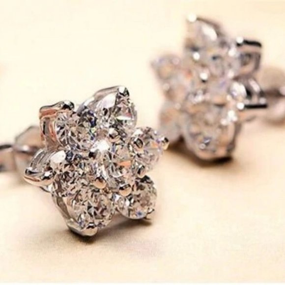 *NEW 925 Sterling Silver Diamond Flower Earrings 0 - Picture 5 of 10